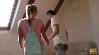 HUNT4K. Hunter voldoet aan paar in het park en koopt meisjes hete lichaam