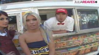 Iskrem selger gjør trekant faen i hans iskrembil