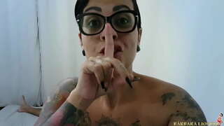 En kvinna vaknar upp i tryck och det slutar upp med mjölken droppade ner på sidan