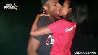 Anh chàng da đen ăn lông của mình khổng lồ cột