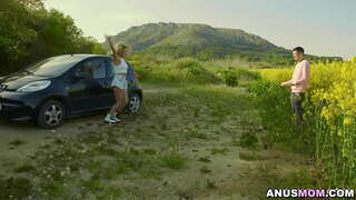 Черри сделала Сэму небрежный минет жана вставила свечу өз задницу үчүн ал подул