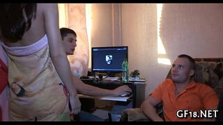 خوبصورت نوجوان لڑکی کتا فیشن کھڑا ہے