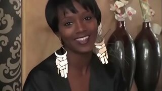 Ebony kageulisan masturbating di tabel kosmetik