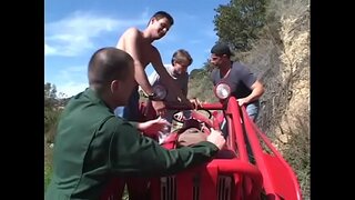 ���კუღმართო შავი floozie დიდი ტრაკი დიდი ტრაკი სარგებლობს, როდესაც ოთხი აღგზნებული სტიპენდიანტები poked მისი ყველა მისი გაჟიმვა ხვრელები