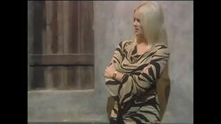 Kaihe nui uwha kakaho Hana Harper ngotea, me te fucks te kaitao i te ngako te ure i roto i te wharekai